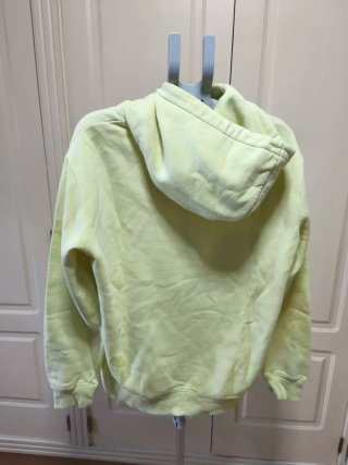 Sudadera amarilla con Patricio Estrella