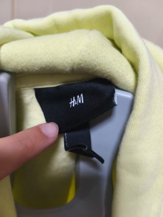 Sudadera amarilla con Patricio Estrella