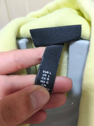 Sudadera amarilla con Patricio Estrella