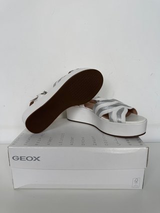 Sandalias de piel nuevas GEOX blanco plateado. 40