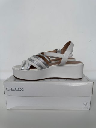 Sandalias de piel nuevas GEOX blanco plateado. 40