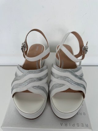 Sandalias de piel nuevas GEOX blanco plateado. 40