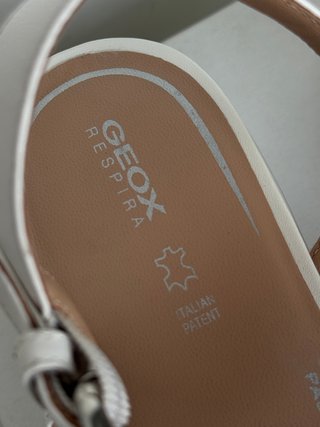 Sandalias de piel nuevas GEOX blanco plateado. 40
