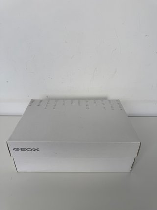 Sandalias de piel nuevas GEOX blanco plateado. 40