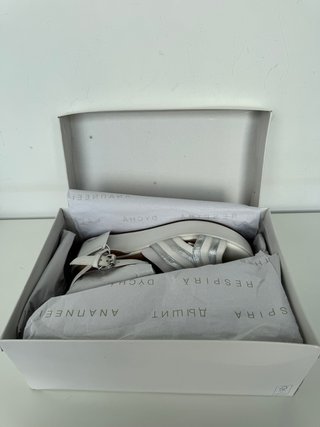 Sandalias de piel nuevas GEOX blanco plateado. 40