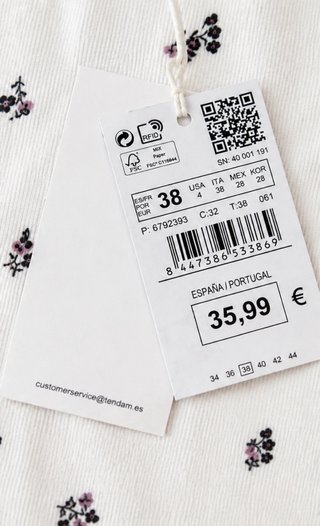 Blusa blanca con estampado floral