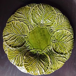 Frutera de cerámica hoja verde y rosa.  Macedonia.
