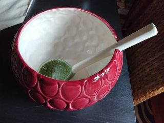 Frutera de cerámica hoja verde y rosa.  Macedonia.