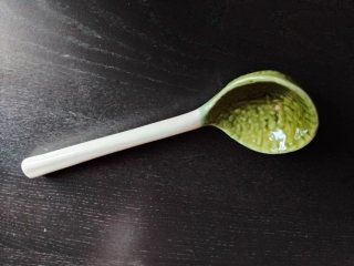 Frutera de cerámica hoja verde y rosa.  Macedonia.