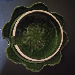 Frutera de cerámica hoja verde y rosa.  Macedonia.