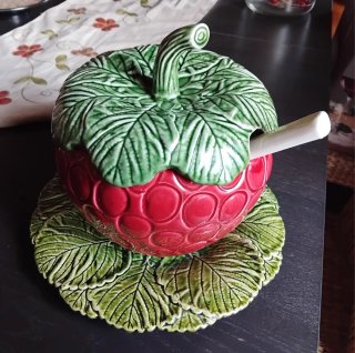 Frutera de cerámica hoja verde y rosa.  Macedonia.
