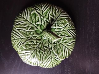 Frutera de cerámica hoja verde y rosa.  Macedonia.