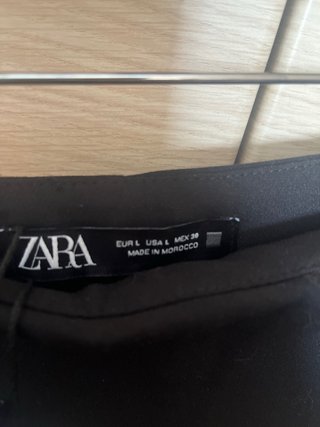 Falda pantalón Zara negra con etiqueta