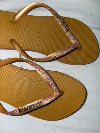 Havaianas douradas com glitter