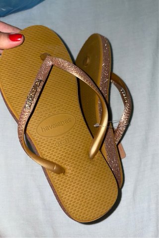Havaianas douradas com glitter