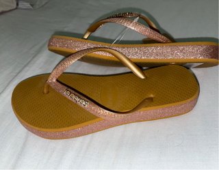 Havaianas douradas com glitter
