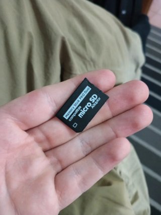 Con cámara de psp, funda roja y con protector.