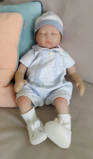 Muñeca Bebé Reborn con ojos cerrados