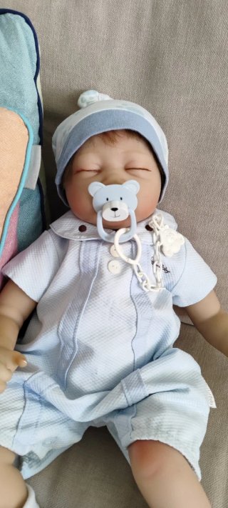 Bebé Reborn con ojos cerrados