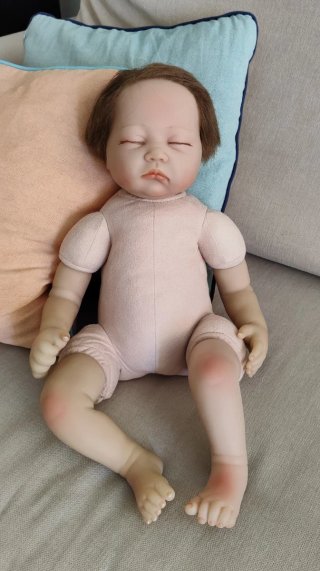 Bebé Reborn con ojos cerrados