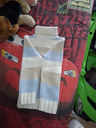 Jersey de cuello alto con rayas y número 83