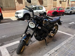 Yamaha XSR 125 Legacy Negra y Dorada