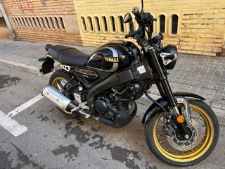 Yamaha XSR 125 Legacy Negra y Dorada