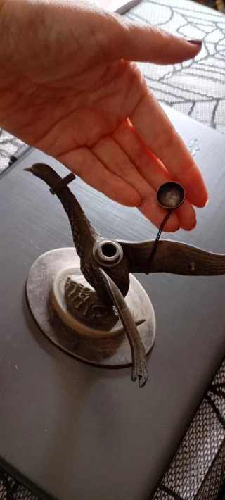 Figura de cisne de metal antiguo