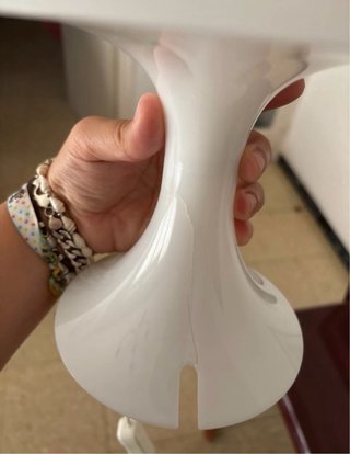 Lámpara de mesa Ikea blanca.
