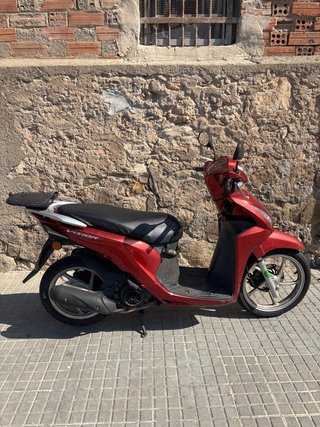 Honda Vision 110cc Roja Scooter