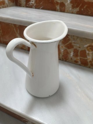 Jarra de metal esmaltada blanca