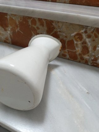Jarra de metal esmaltada blanca