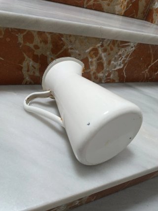 Jarra de metal esmaltada blanca