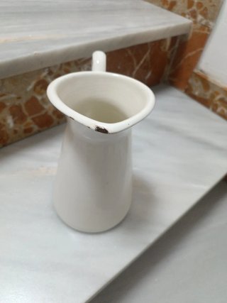 Jarra de metal esmaltada blanca