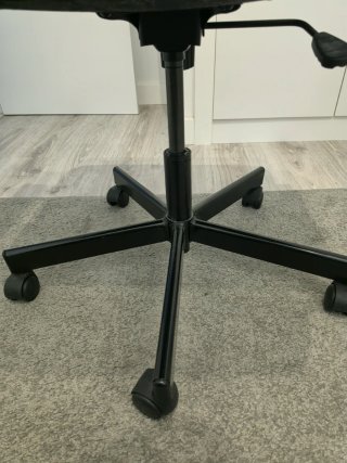 Silla de escritorio Millberget blanca y negra