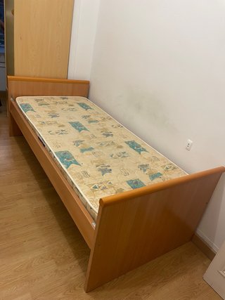 Cama individual de madera con colchón