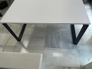 Mesa de oficina blanca con ala