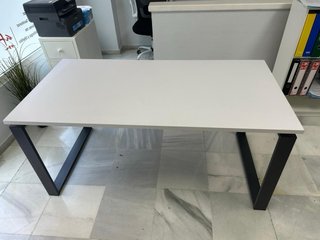 Mesa de oficina blanca con ala
