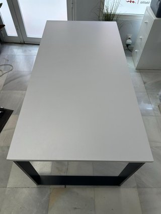 Mesa de oficina blanca con ala
