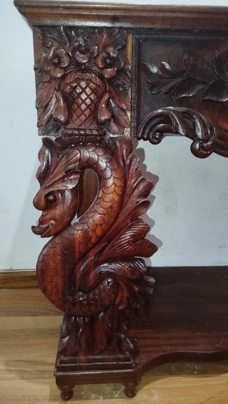 Mueble de madera tallada estilo antiguo