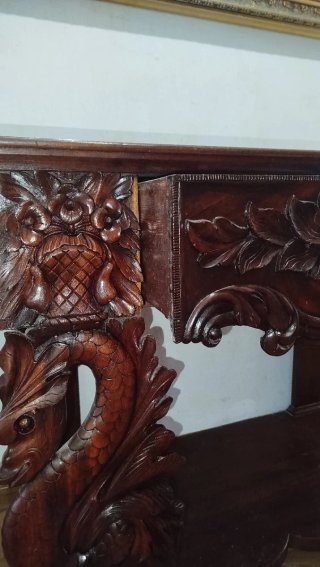 Mueble de madera tallada estilo antiguo