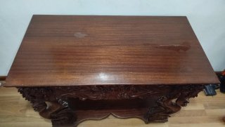 Mueble de madera tallada estilo antiguo