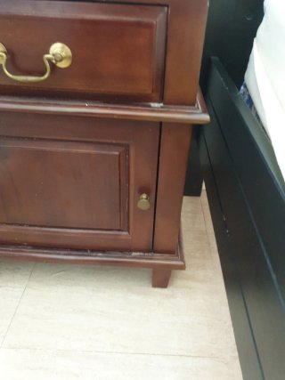 2 mesitas de noche de madera