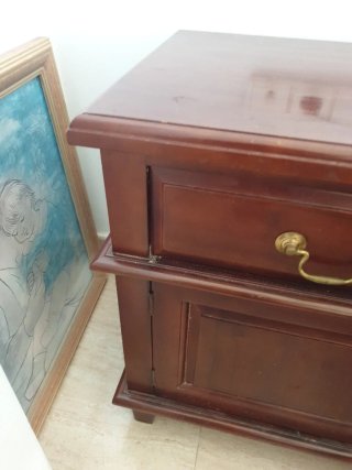 2 mesitas de noche de madera