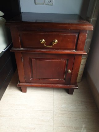 2 mesitas de noche de madera