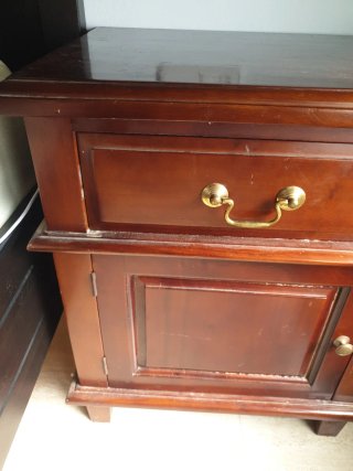 2 mesitas de noche de madera