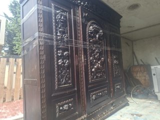 Armario antiguo de madera tallada