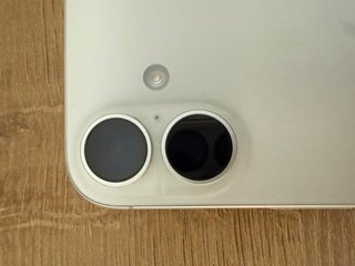 iPhone 16 Blanco y Negro