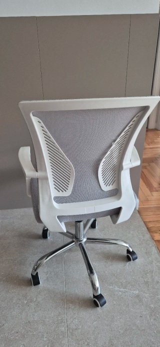 Silla de oficina giratoria blanca y gris