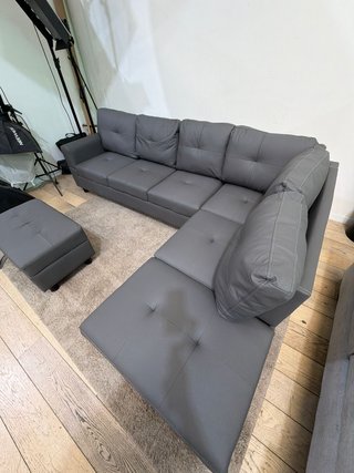 Sofá modular gris con puff